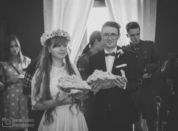 Młoda para w plenerze podczas wesela