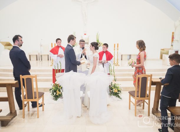 Młoda para w plenerze podczas wesela