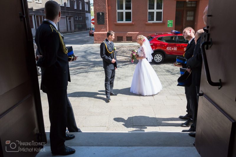 Młoda para po ślubie wychodzi z kościoła