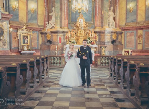 Młoda para po ślubie wychodzi z kościoła