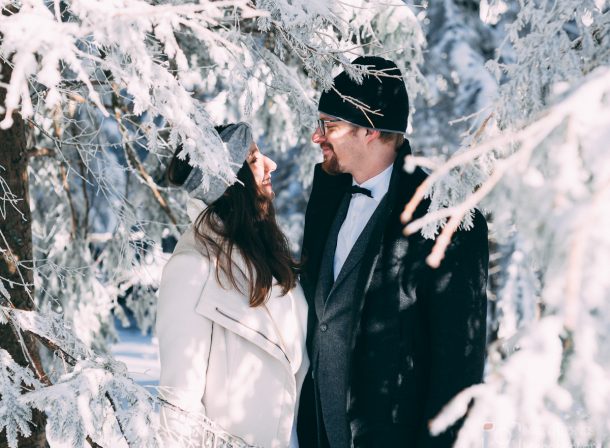 Sesja ślubna młodej pary w zimowej naturze