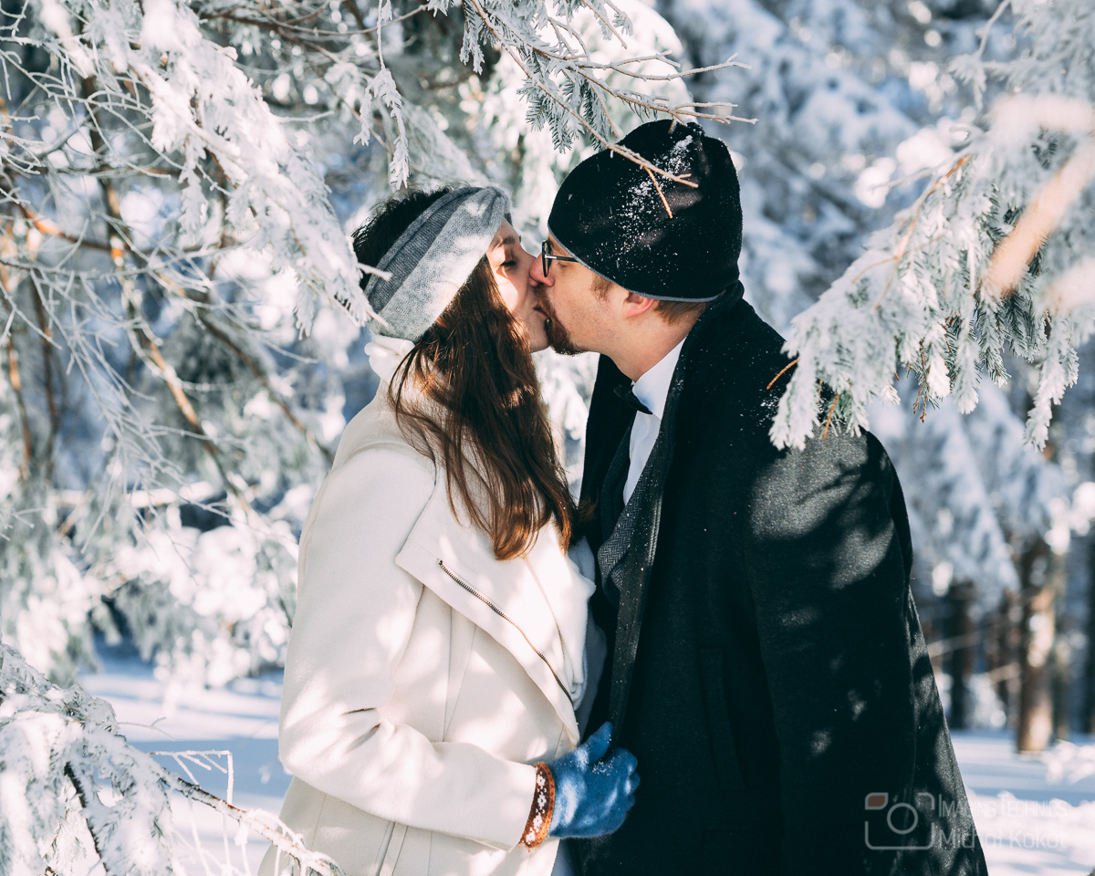 Sesja ślubna młodej pary w zimowej naturze