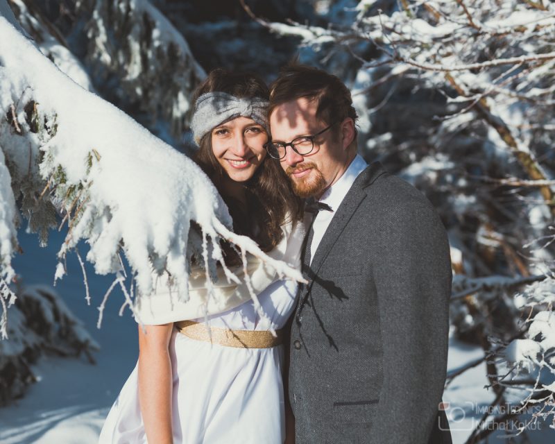 Ślubna sesja zdjęcia dla młodej pary w górach