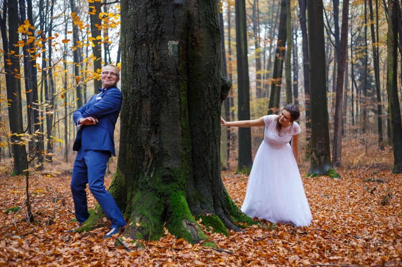 Kolorowa jesienna sesja ślubna mlodej pary